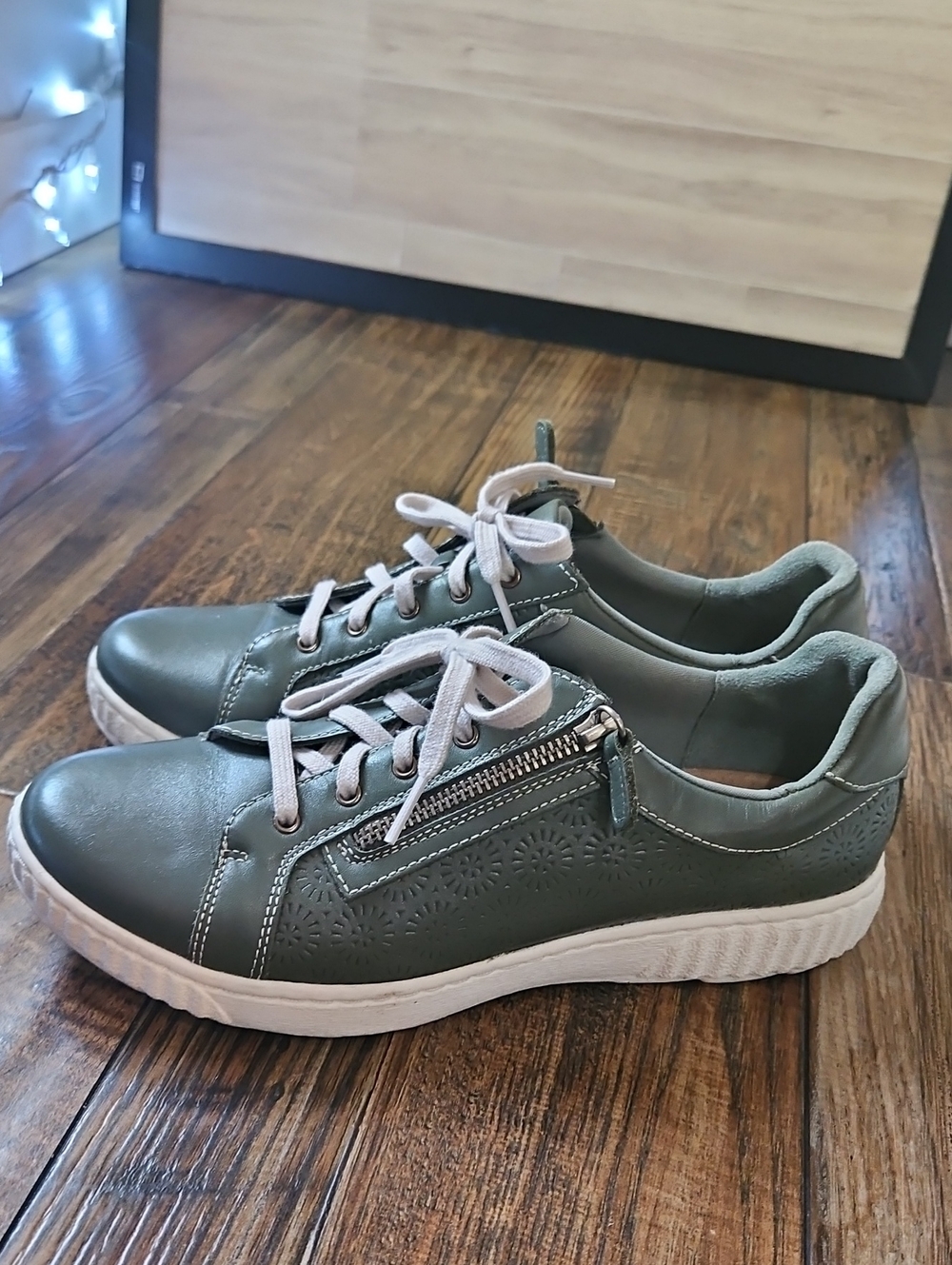 Clarks Comfy Women's Casual Women's Lace-Up/ Zip Sneakers in Olive Green